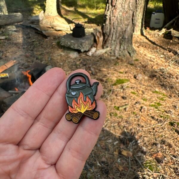 Tarinapala Nokipannu Enamel Pin (Campfire Coffee Pot)